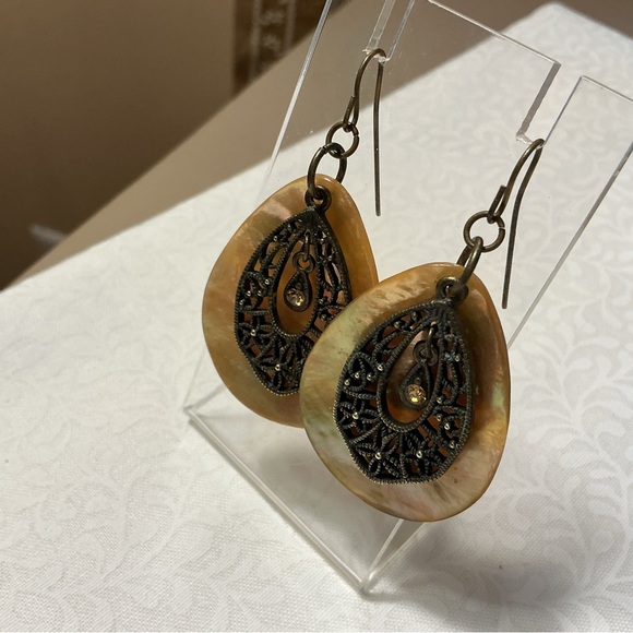 Brasstone Hardware on Gold Mother of Pearl Shell Drop - Picture 6 of 7